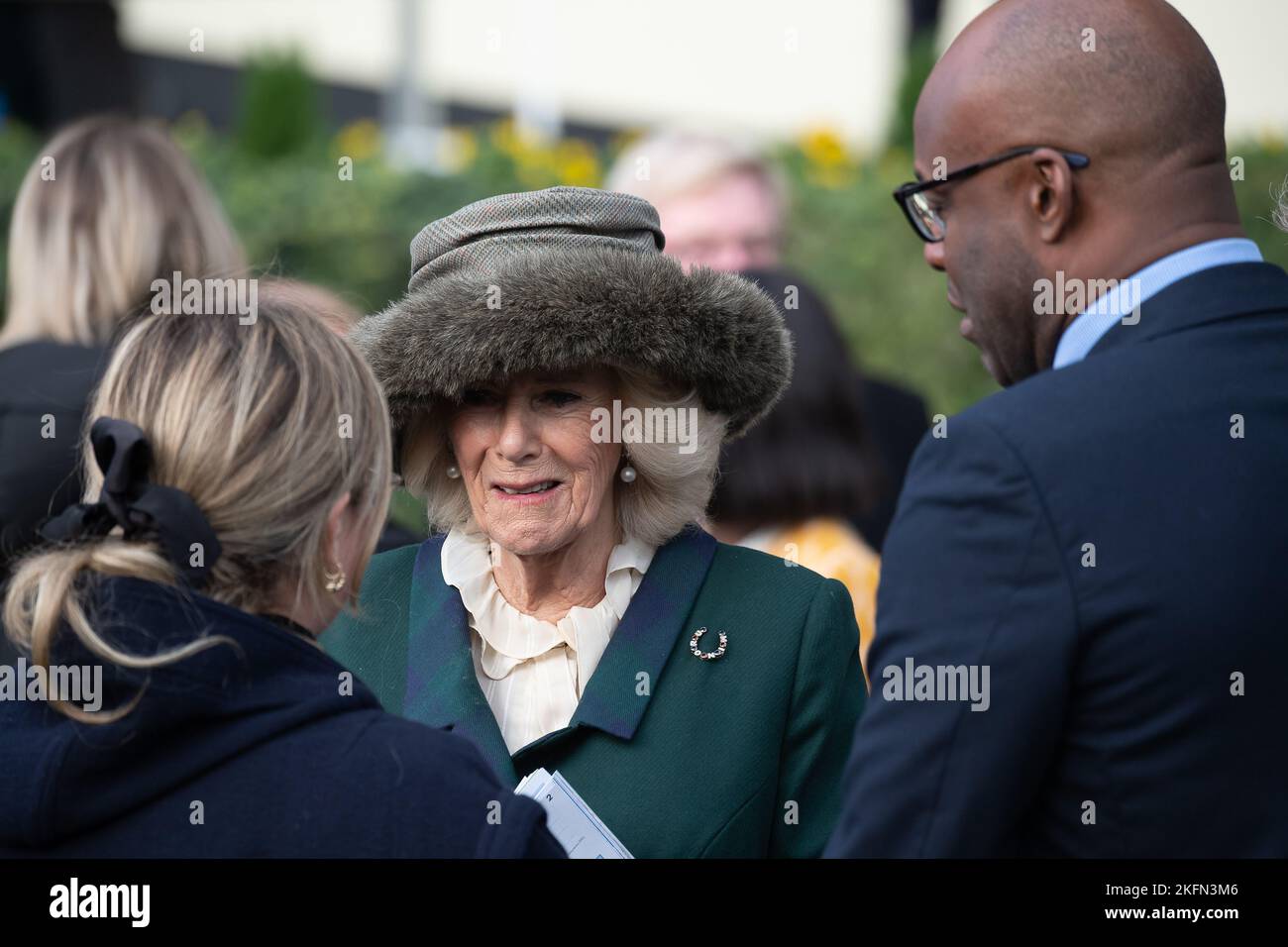 Ascot, Bergen, Großbritannien. 19.. November 2022. Camilla, Queen Consort, war heute auf der Pferderennbahn Ascot, wo sie junge Leute vom Ebony Horse Club traf. Der Ebony Horse Club nutzt Pferde, um die Bildung, die Lebenskompetenzen, das Wohlbefinden und die Wünsche junger Menschen aus benachteiligten Gemeinschaften in Lambeth zu fördern. Quelle: Maureen McLean/Alamy Live News Stockfoto