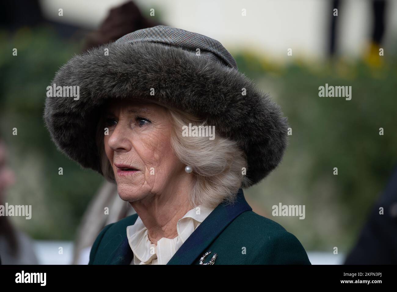 Ascot, Bergen, Großbritannien. 19.. November 2022. Camilla, Queen Consort, war heute auf der Pferderennbahn Ascot, wo sie junge Leute vom Ebony Horse Club traf. Der Ebony Horse Club nutzt Pferde, um die Bildung, die Lebenskompetenzen, das Wohlbefinden und die Wünsche junger Menschen aus benachteiligten Gemeinschaften in Lambeth zu fördern. Quelle: Maureen McLean/Alamy Live News Stockfoto