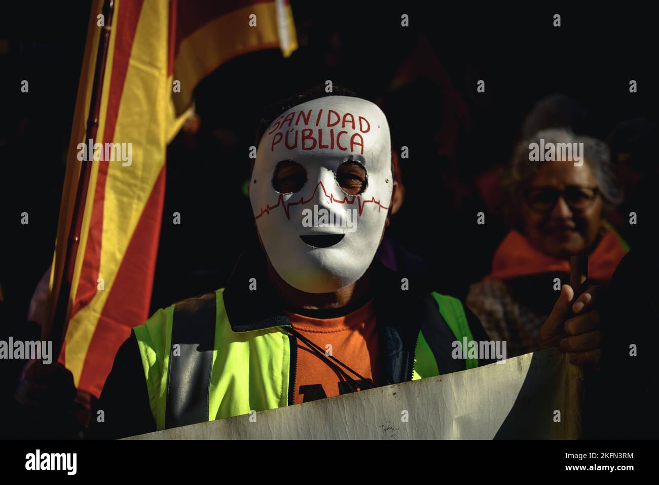 Barcelona, Spanien. 19.. November 2022. Demonstranten, die Plakate vor der katalanischen Generalitat halten, fordern ein besseres öffentliches Gesundheitssystem.Quelle: Matthias Oesterle/Alamy Live News Stockfoto