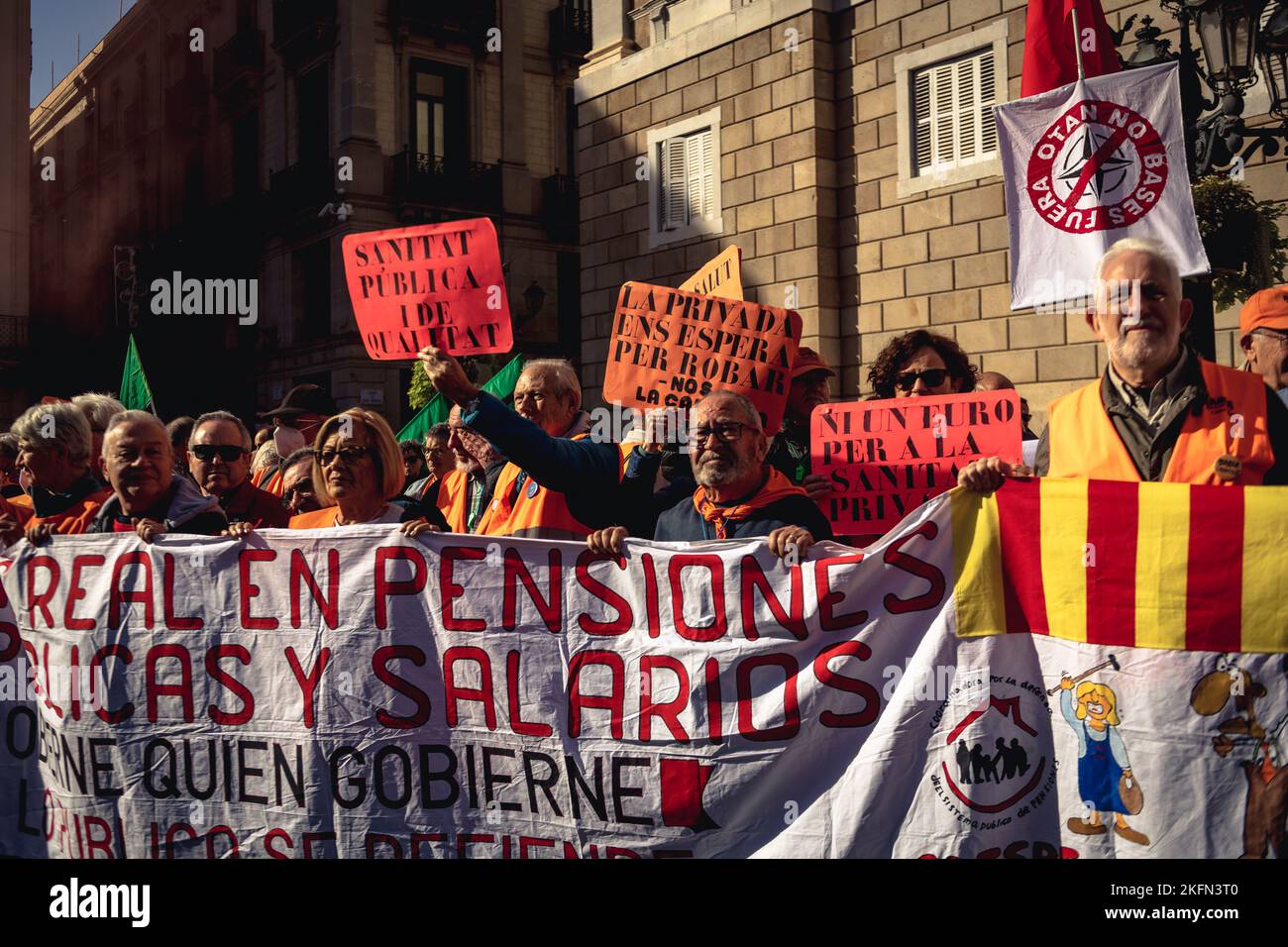 Barcelona, Spanien. 19.. November 2022. Demonstranten, die Plakate vor der katalanischen Generalitat halten, fordern angemessene Renten für sie und künftige Generationen.Quelle: Matthias Oesterle/Alamy Live News Stockfoto