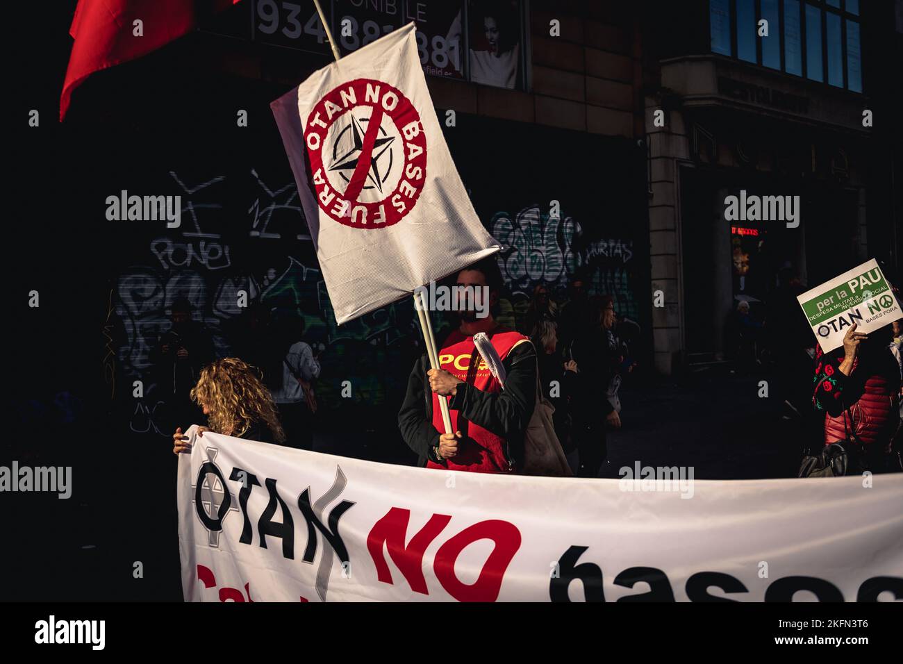 Barcelona, Spanien. 19.. November 2022. Demonstranten marschieren durch Barcelona gegen die NATO und steigende Militärausgaben Kredit: Matthias Oesterle/Alamy Live News Stockfoto
