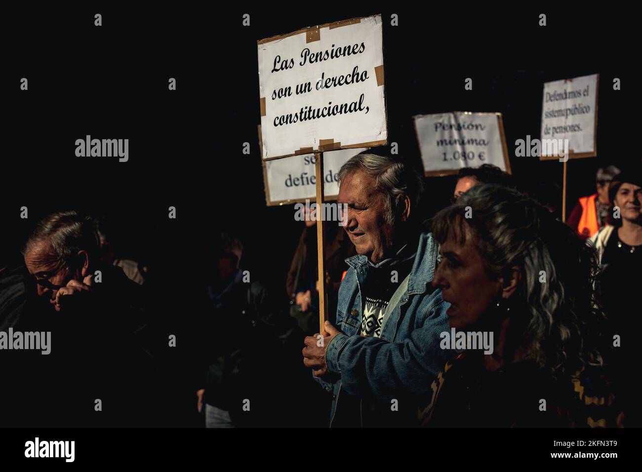 Barcelona, Spanien. 19.. November 2022. Demonstranten, die Plakate halten, marschieren durch Barcelona und fordern menschenwürdige Renten für sie und zukünftige Generationen.Quelle: Matthias Oesterle/Alamy Live News Stockfoto