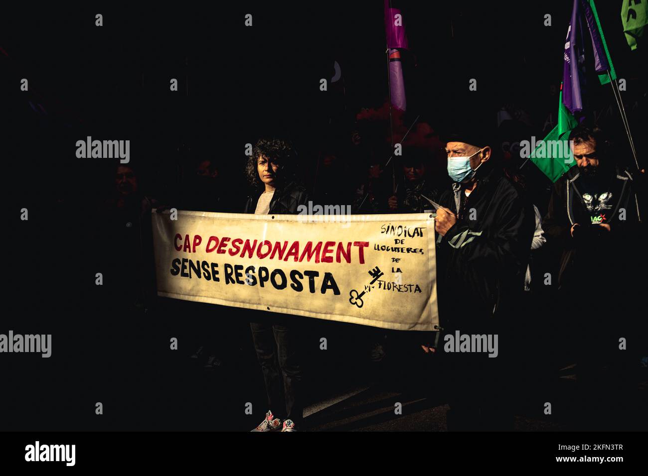 Barcelona, Spanien. 19.. November 2022. Demonstranten marschieren hinter ihrem Banner durch Barcelona und fordern menschenwürdige Renten für sie und zukünftige Generationen.Quelle: Matthias Oesterle/Alamy Live News Stockfoto