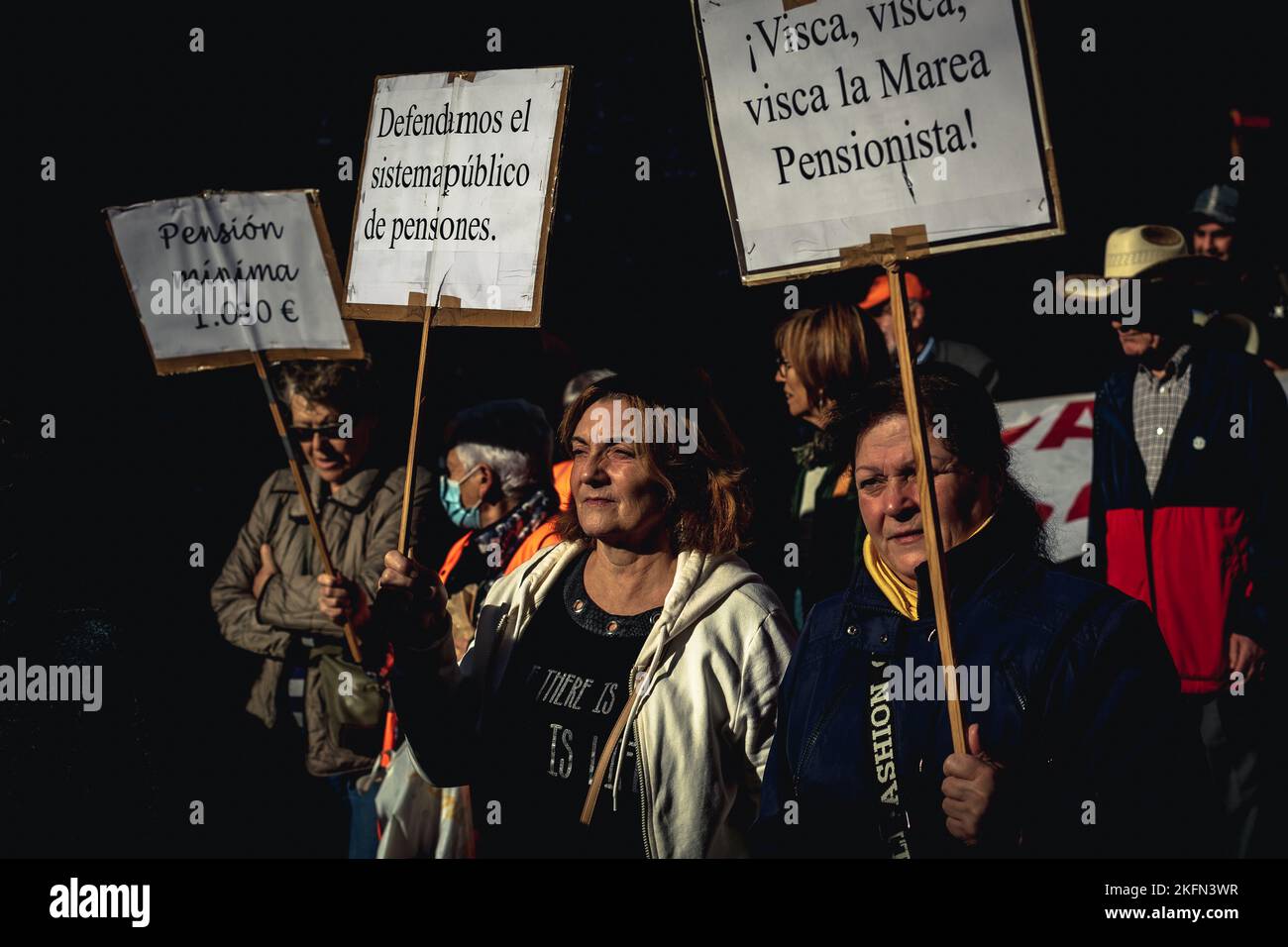 Barcelona, Spanien. 19.. November 2022. Demonstranten, die Plakate halten, marschieren durch Barcelona und fordern menschenwürdige Renten für sie und zukünftige Generationen.Quelle: Matthias Oesterle/Alamy Live News Stockfoto