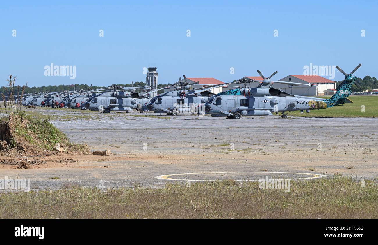 28 MH-60R Seahawk Helicopters, zugewiesen an den Kommandanten des Hubschrauber-Seestreikflügels Atlantic, führen Hurrevac auf der Maxwell Air Force Base, Alabama, am 28. September 2022 aus. Die Einheiten kamen von der Naval Air Station Jacksonville und der Naval Station Mayport aus, um sich auf den Landfall durch den Sturzprefall durch den Sturzflugkanat Ian vorzubereiten. Stockfoto