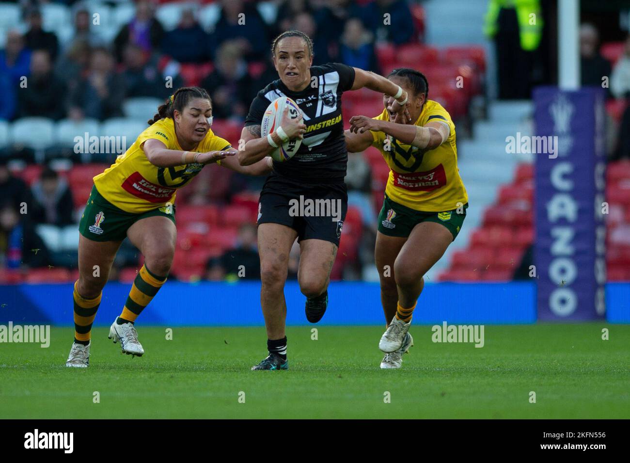 Der neuseeländische Kapitän Krystal Rota fährt am Samstag, dem 19.. November 2022, während des Women's Rugby League World Cup Finales 2021 zwischen Australien und Neuseeland in Old Trafford, Manchester, vorwärts. (Foto: Trevor Wilkinson | MI News) Credit: MI News & Sport /Alamy Live News Stockfoto