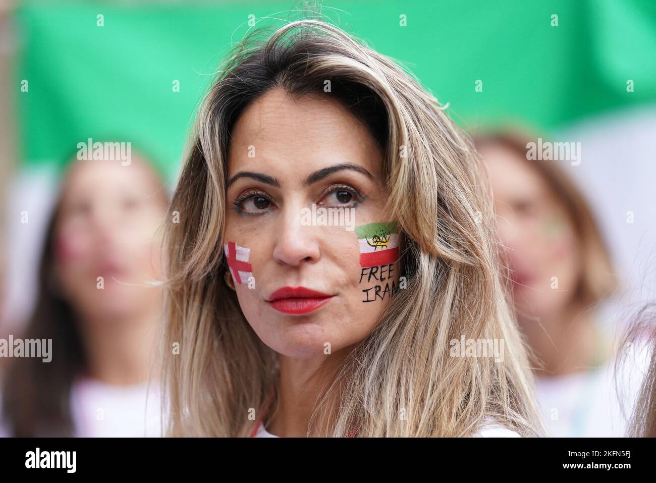 Britisch-iranische Frauen protestieren in Westminster, London, vor dem WM-Spiel zwischen England und Iran in Katar am Montag gegen das iranische Regime. Bilddatum: Samstag, 19. November 2022. Stockfoto