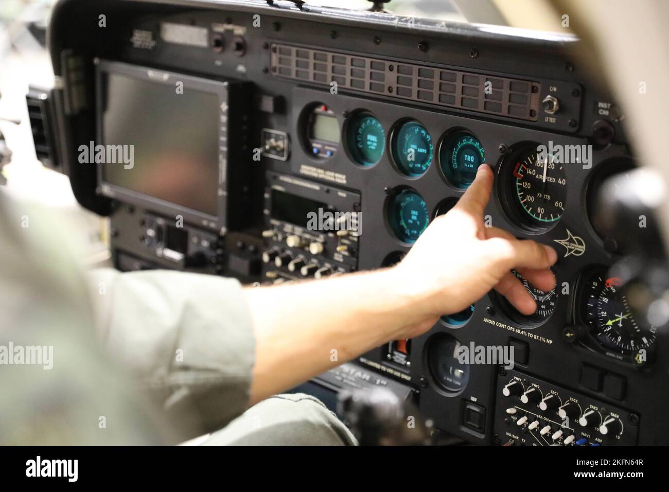 Stephen Kersey, ein Pilot beim Osceola Sheriff’s Department, zeigt während des Lehrens von SPC auf die Lehren in seinem Hubschrauber. Hunter Wolfe, ein Air Dense Battle Management Systems Operator mit der 1-265. Air Defense Artillery. Dies ist in Vorbereitung auf den 28. September 2022, den. September, in Kissimmee, Florida. Die Messgeräte werden für mehrere Zwecke eingesetzt und helfen Stephen beim Pilotieren des Flugzeugs. Stockfoto