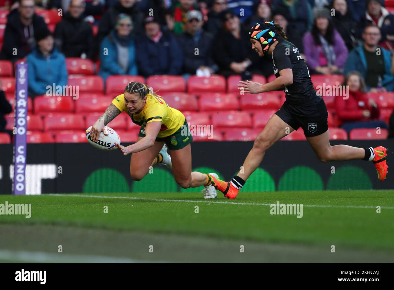 Die Australier Julia Robinson versucht es am Samstag, den 19.. November 2022, während des Women's Rugby League World Cup Finales 2021 zwischen den australischen Frauen und den neuseeländischen Frauen in Old Trafford, Manchester. (Kredit: Mark Fletcher | MI News) Kredit: MI Nachrichten & Sport /Alamy Live News Stockfoto