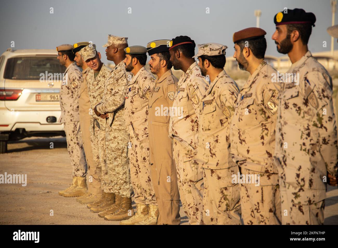 US-Marineinfanteristen mit 3. Bataillons, 5. Marineregiment und Soldaten der Präsidentengarde der Vereinigten Arabischen Emirate begrüßen angesehene Gäste und Besucher während der Übung Intrepid Maven 22,4, 28. September 2022. Intrepid Maven ist eine bilaterale Übung zwischen US- und VAE-Streitkräften, um unsere Beziehungen zu alliierten Nationen im Einsatzgebiet von CENTCOM zu trainieren und zu stärken. Stockfoto