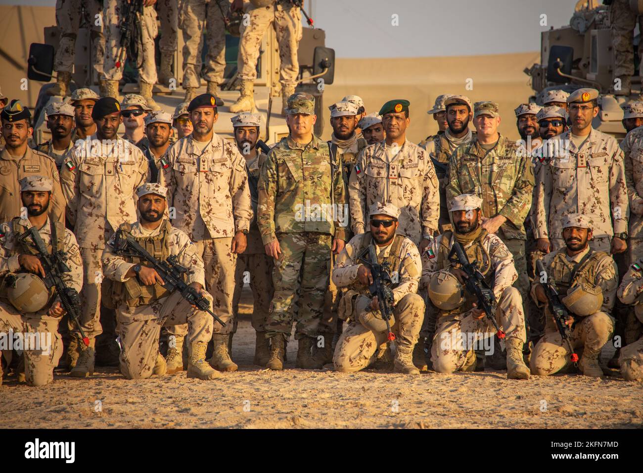 US-Marineinfanteristen mit 3. Bataillons, 5. Marineregiment und Soldaten der Präsidentengarde der Vereinigten Arabischen Emirate posieren für ein Foto mit angesehenen Gästen und Besuchern während der Übung Intrepid Maven 22,4, 28. September 2022. Intrepid Maven ist eine bilaterale Übung zwischen US- und VAE-Streitkräften, um unsere Beziehungen zu alliierten Nationen im Einsatzgebiet von CENTCOM zu trainieren und zu stärken. Stockfoto