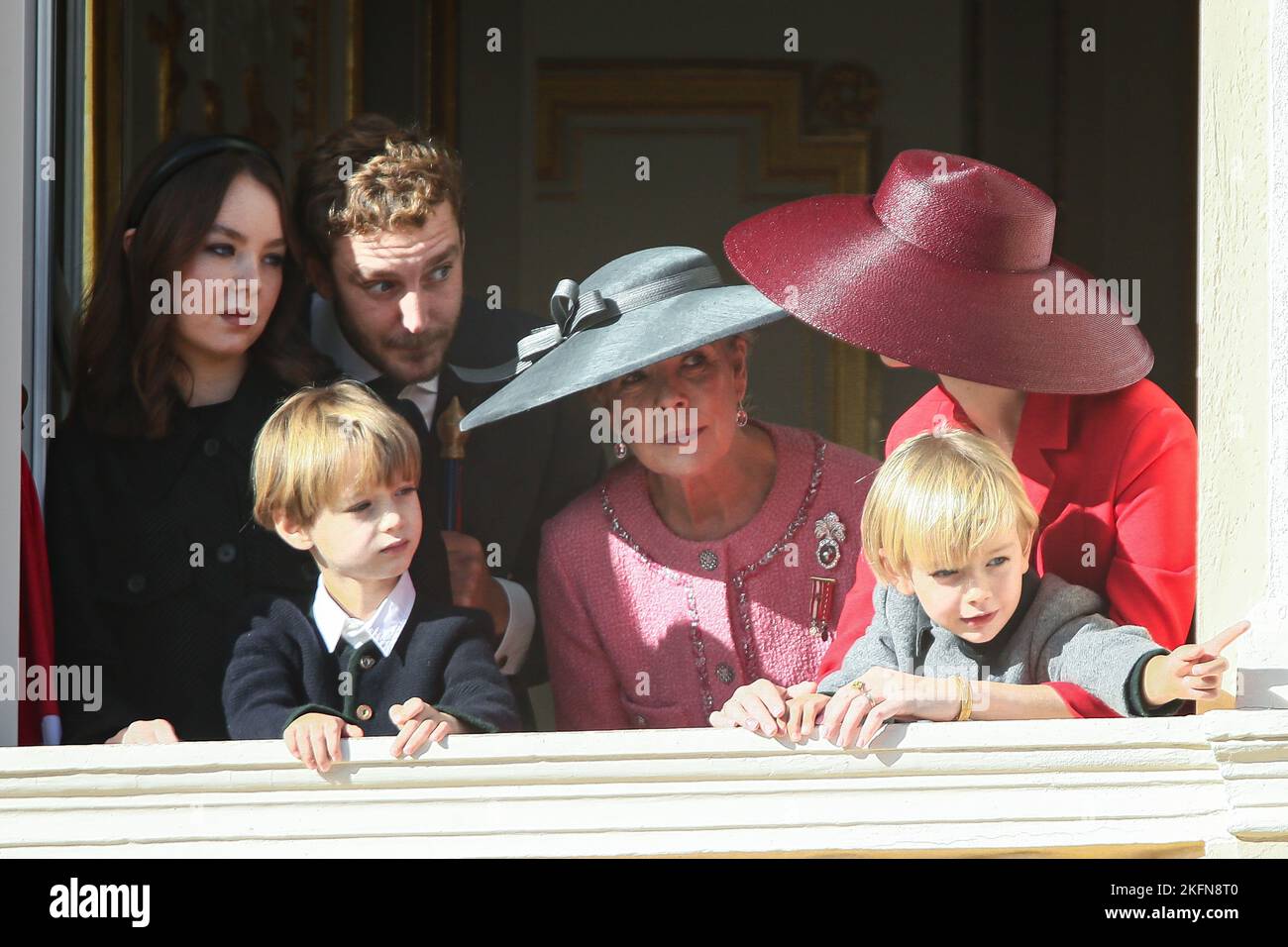 Prinzessin Alexandra von Hannover, Prinzessin Caroline von Hannover, Pierre Casiraghi, Charlotte Casiraghi, Francesco Casiraghi, Stefano Casiraghi, Beatrice Borromeo nimmt an der Parade auf dem Palastbalkon während der Feier zum Nationalfeiertag am 19. November 2022 in Monaco Ville, Fürstentum Monk, Teil. Foto von Marco Piovanotto/IPA - KEINE BOULEVARDBLÄTTER Stockfoto