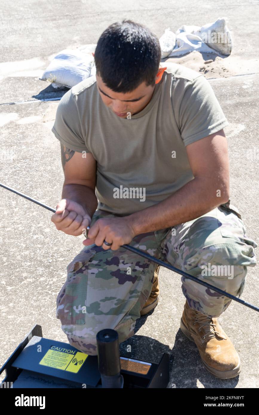 Flieger mit der 255. Air Control Squadron, 172. Airlift Wing, Mississippi Air National Guard, inspizieren und verpacken Ausrüstung im Gulfport Combat Readiness Training Center, Gulfport, Mississippi, 28. September 2022. Die Airmen bereiten sich auf den Einsatz nach Florida zur Unterstützung des Wiederaufschwungs des US-Bundesstaates Ian vor. Stockfoto