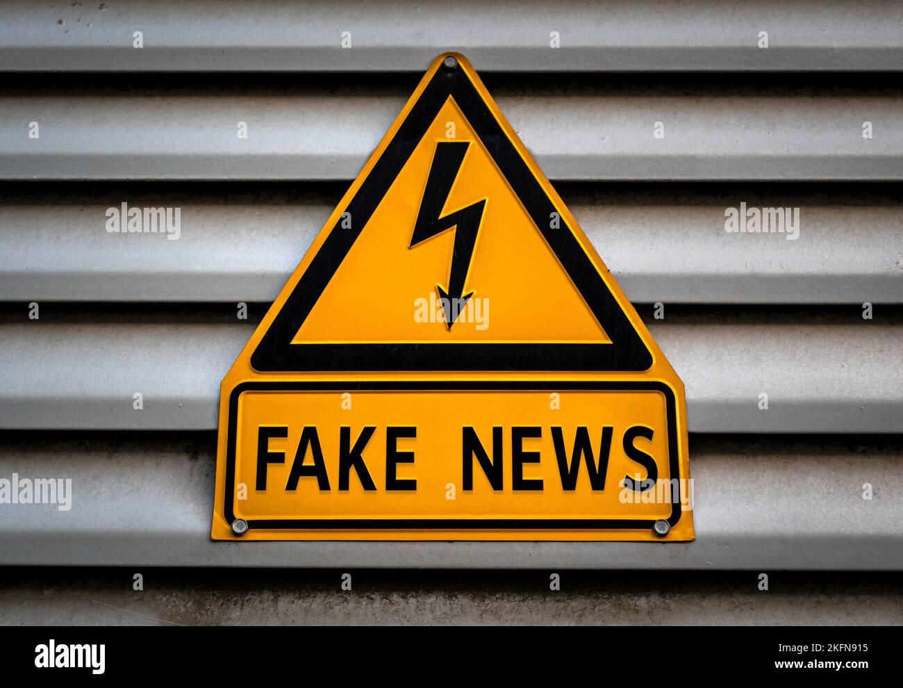 Schild mit Informationen zu Fake News Stockfoto