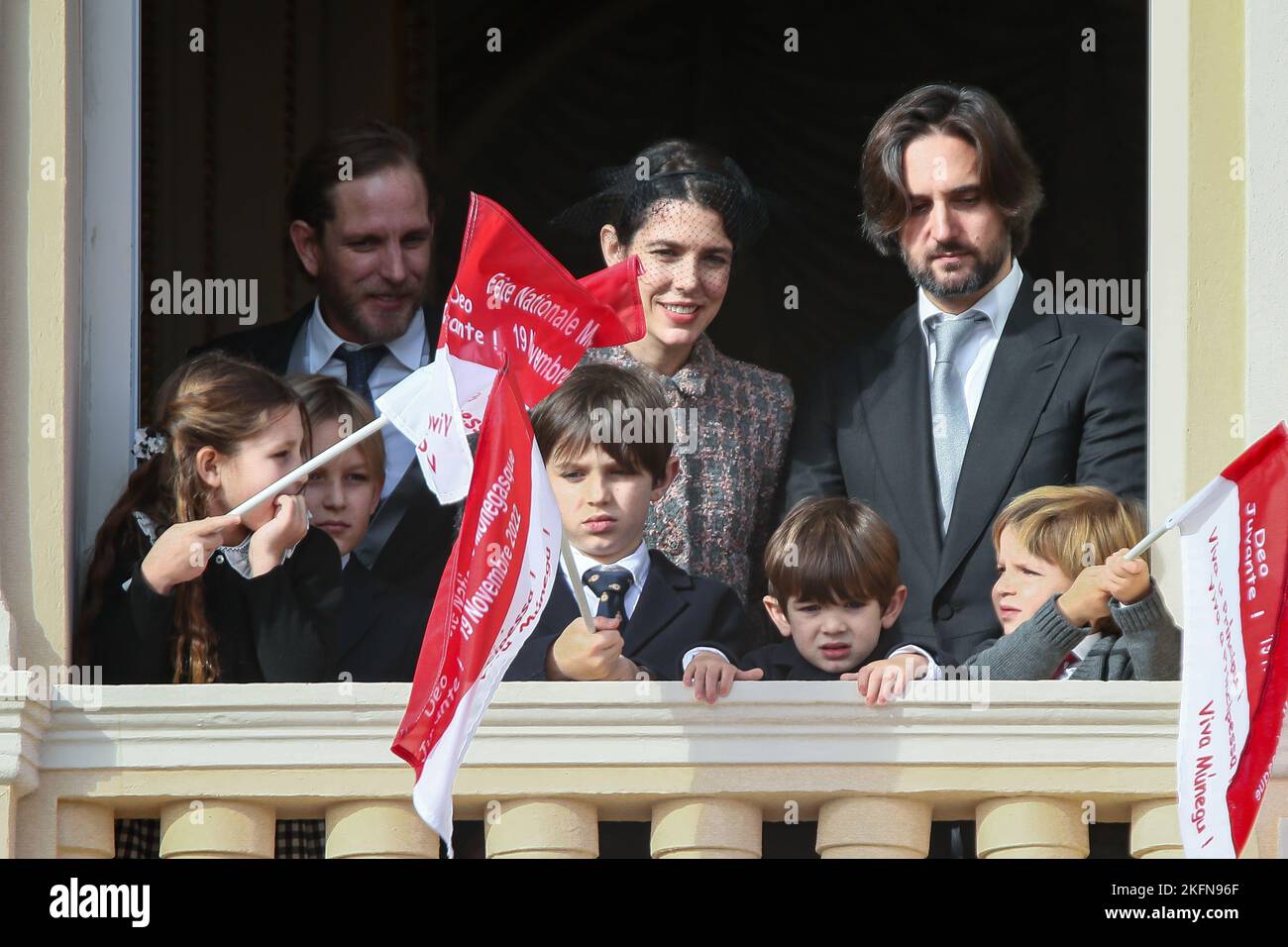 Andrea Casiraghi, Tatiana Santo Domingo, Charlotte Casiraghi, Indien Casiraghi, Stefano Casiraghi, Raphaël Elmaleh und Francesco Casiraghi nehmen an der Parade auf dem Palastbalkon während der Feier zum Nationalfeiertag am 19. November 2022 in Monaco Ville, Fürstentum Monaco, Teil. Foto von Marco Piovanotto/IPA - KEINE BOULEVARDBLÄTTER Stockfoto