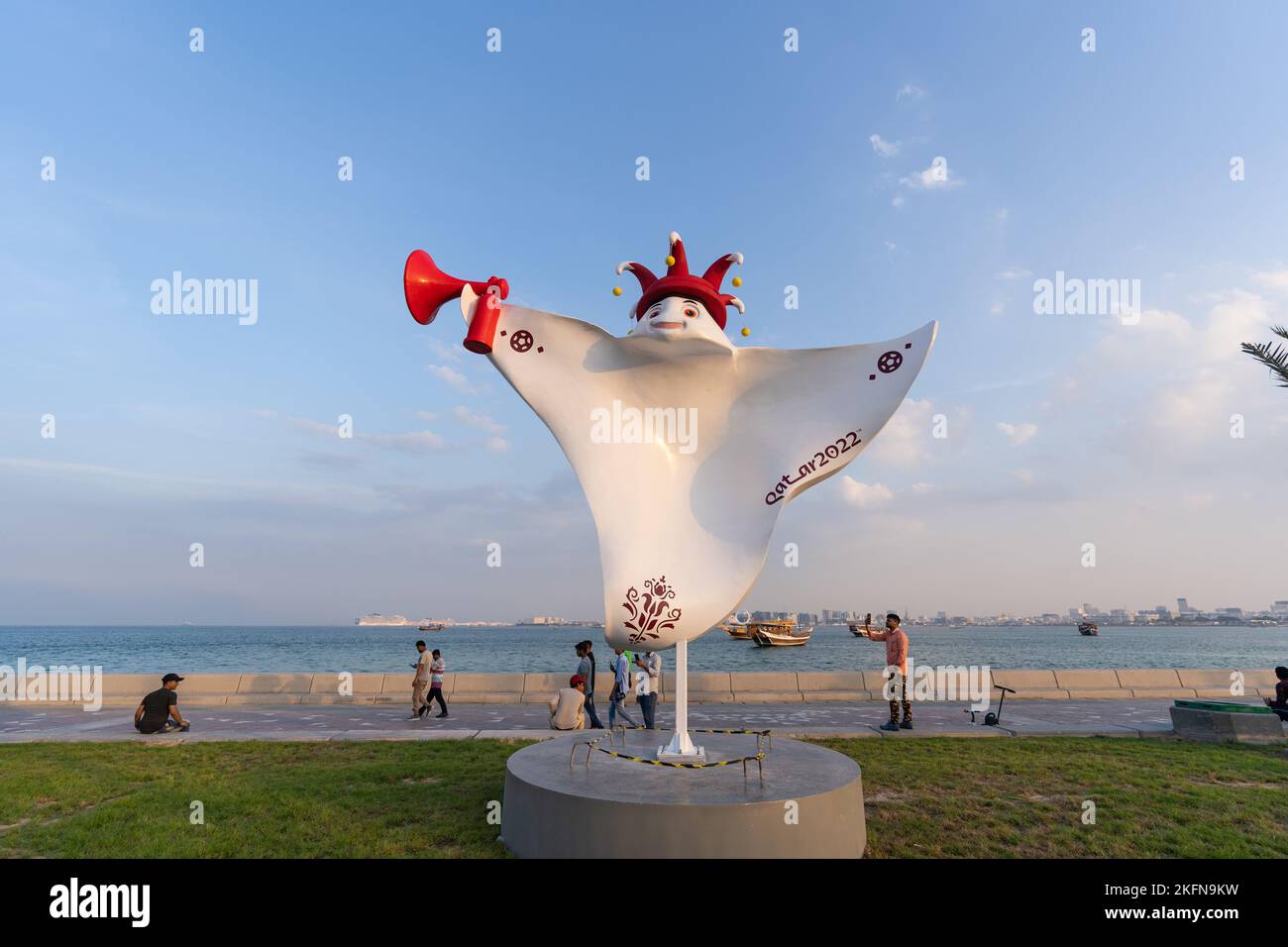 Maskottchen Laeeb bei der FIFA-Weltmeisterschaft 2022 in der Corniche von Doha, Katar. Stockfoto