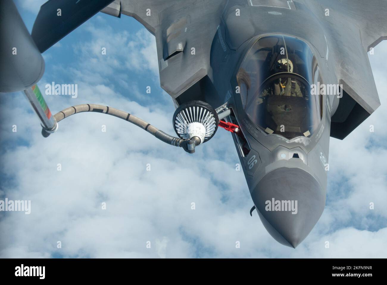 Ein U.S. Marine Corps F-35B Lightning II mit Marine Fighter Attack Squadron (VMFA) 242 erhält Treibstoff von einem US Air Force KC-135 Stratotanker, der dem 909. Air Betanking Squadron, Kadena Air Base, Japan, über dem Indo-Pacific Theater, zugewiesen wurde, 28. September, 2022.die Durchführung integrierter Operationen mit gemeinsamen Partnern und Verbündeten stellt sicher, dass Pacific Air Forces eine freie und offene Region im Indo-Pazifik-Raum unterhält. Stockfoto