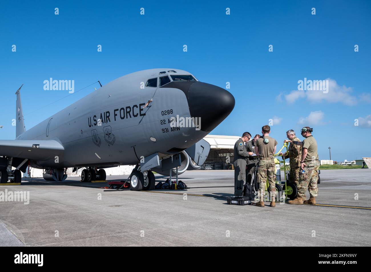 Die dem Flugzeuginstandhaltungs-Team von 909. und dem Flugzeugbetankungsgeschwader von 909. zugewiesenen Flieger überprüfen die Wartungsansätze von KC-135 Stratotanker auf dem Militärflugplatz Kadena, Japan, 28. September 2022. Die 909. ARS ist die führende Kraft der Pacific Air Force für die Luftbetankung von US-amerikanischen und alliierten Flugzeugen während aller Eventualitäten. Stockfoto