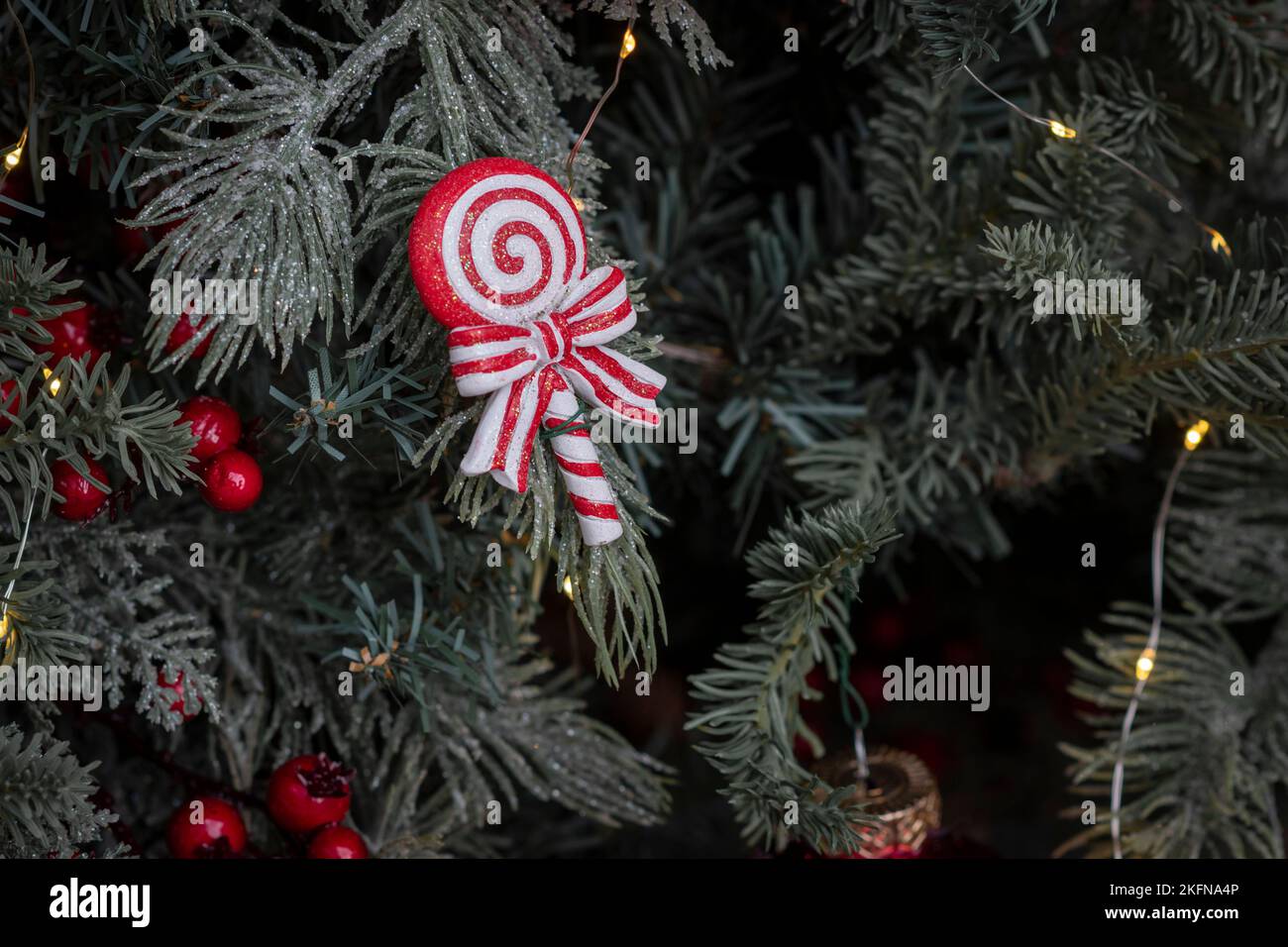 Candy-Weihnachtsschmuck und Lichterschmuck auf einem weihnachtsbaum zur Adventszeit Stockfoto