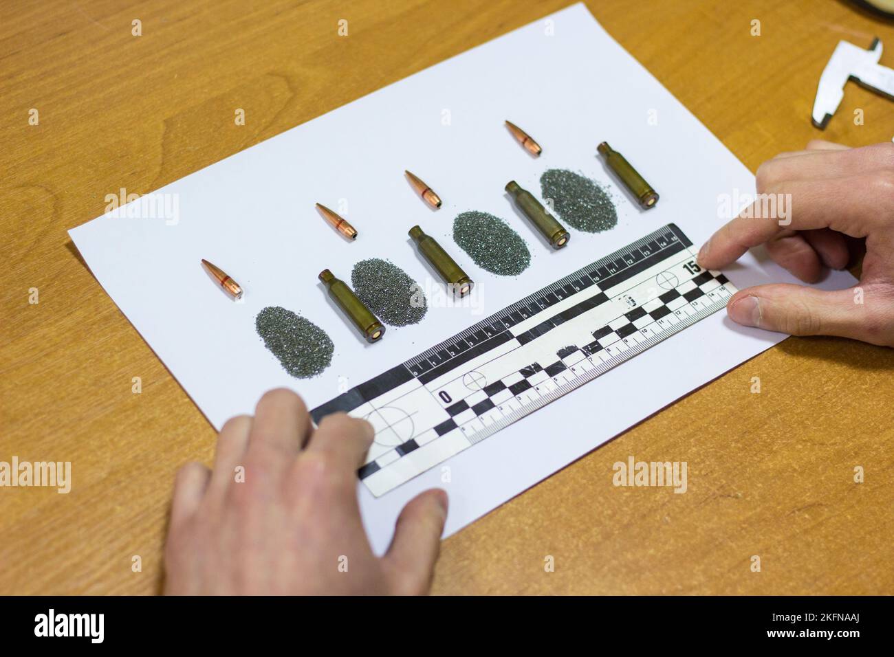 Forensik, Ballistik, Kugeln und Patronengehäuse mit forensischem Lineal Stockfoto