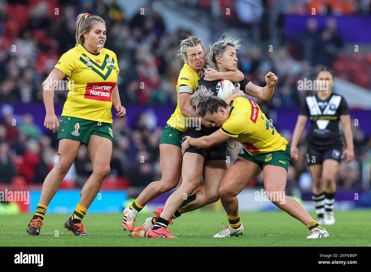 Manchester, Großbritannien. 19.. November 2022. Apii Nicholls aus Neuseeland wird von Ali Brigginshaw #3 aus Australien Frauen und Lauren Brown #14 aus Australien Frauen während des Women's Rugby League World Cup Final Match Australien gegen Neuseeland in Old Trafford, Manchester, Großbritannien, 19.. November 2022 (Foto by Mark Cosgrove/News Images) Quelle: News Images LTD/Alamy Live News Stockfoto
