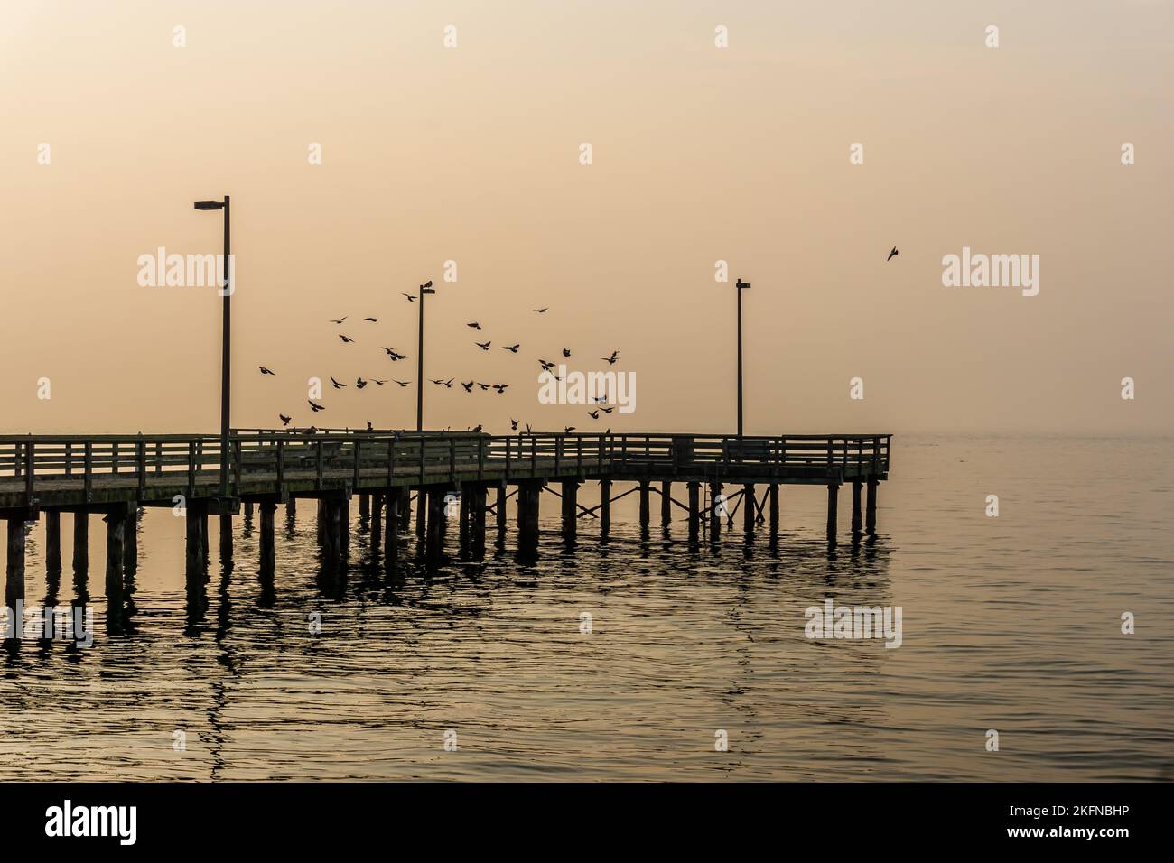 Rauchiger Himmel und Pier am Redondo Beach, Washington. Stockfoto