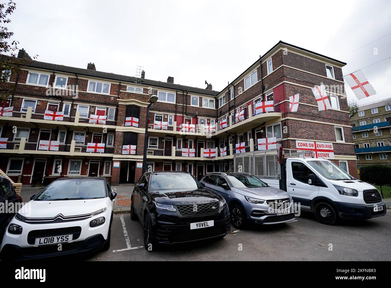 Eine allgemeine Ansicht der englischen Flaggen, die auf dem Kirby Estate in London vor der FIFA Fußball-Weltmeisterschaft 2022 in Katar ausgestellt sind. Bilddatum: Samstag, 19. November 2022. Stockfoto