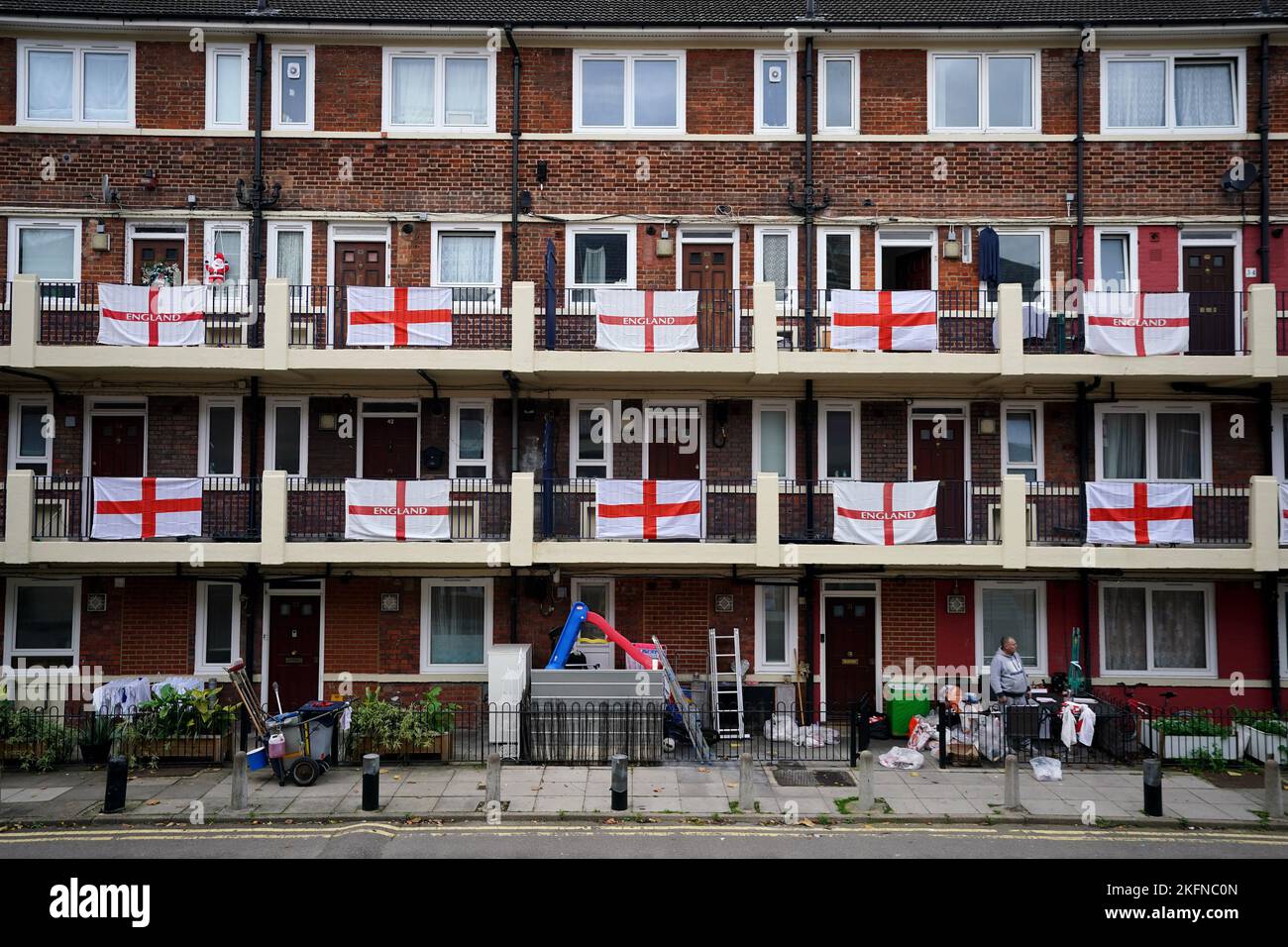 Eine allgemeine Ansicht der englischen Flaggen, die auf dem Kirby Estate in London vor der FIFA Fußball-Weltmeisterschaft 2022 in Katar ausgestellt sind. Bilddatum: Samstag, 19. November 2022. Stockfoto