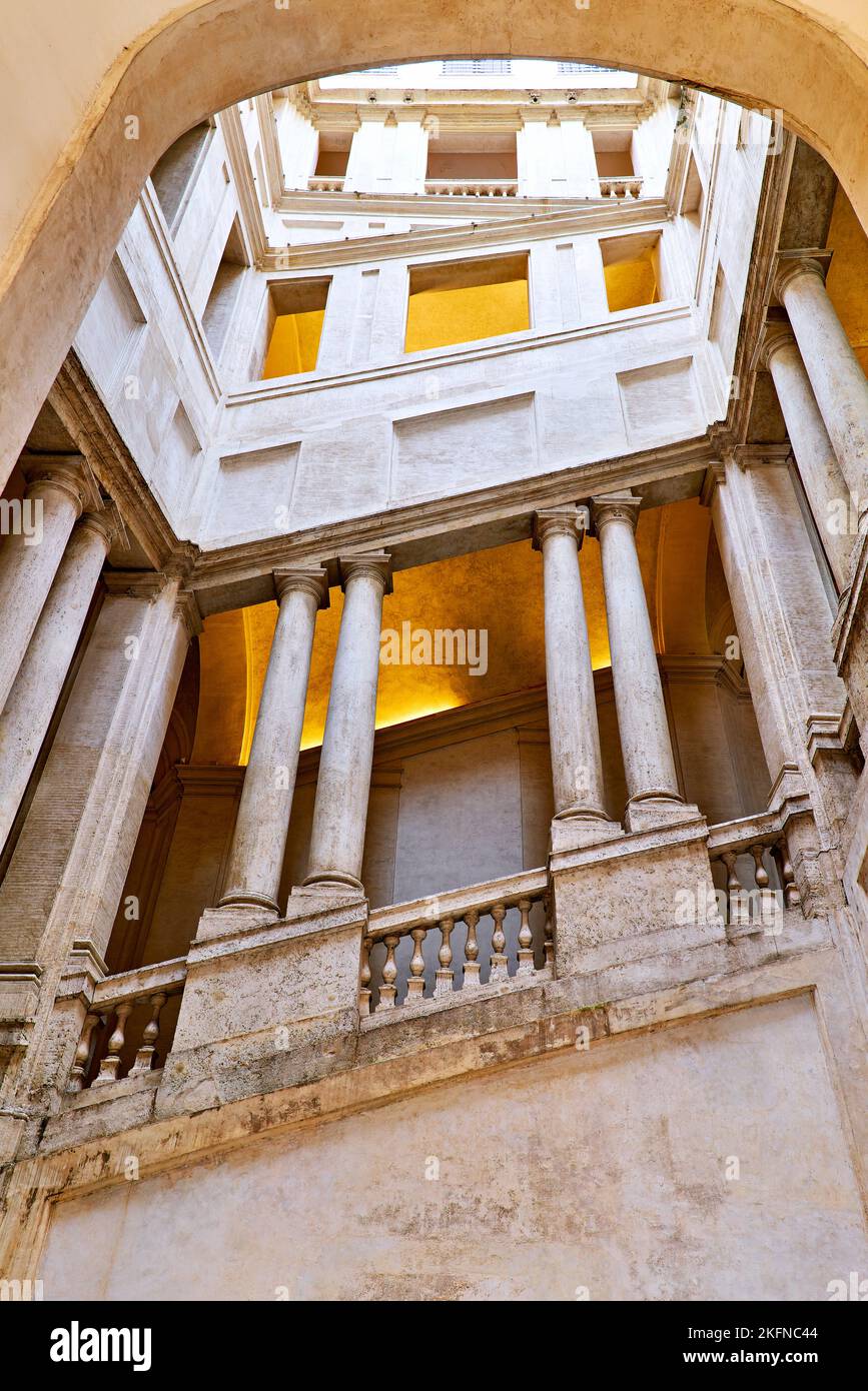 Rom Latium Italien. Die Galleria Nazionale d'Arte Antica oder die National Gallery of Ancient Art, ein Kunstmuseum im Palazzo Barberini. Quadratische Treppe bei Ber Stockfoto