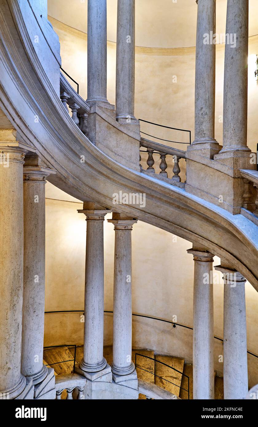 Rom Latium Italien. Die Galleria Nazionale d'Arte Antica oder die National Gallery of Ancient Art, ein Kunstmuseum im Palazzo Barberini. Die helicoidalen Treppen Stockfoto