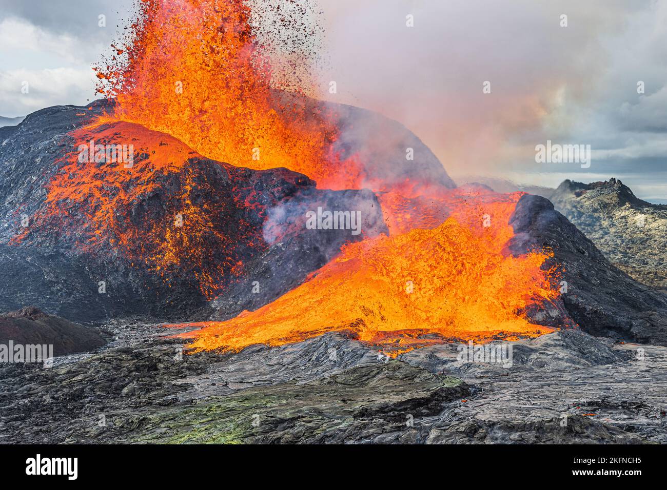 Lavafringbrunnen vom Vulkankrater. Aktiver Vulkan in Island bricht aus. Vulkanische Landschaft auf der halbinsel reykjanes. Aufsteigender Dampf aus dem Vulkan Stockfoto