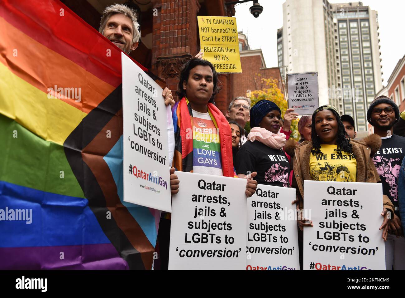 London, England, Großbritannien. 19.. November 2022. Demonstranten versammelten sich vor der Botschaft von Katar in London, um gegen Katars Sexismus, Homophobie, Rassismus und erzwungene Konversion von LGBTs zu protestieren, die vor der WM von Katar stattfand. Und die Gleichstellung von Frauen und Wanderarbeitnehmern zu unterstützen. (Bild: © Thomas Krych/ZUMA Press Wire) Stockfoto