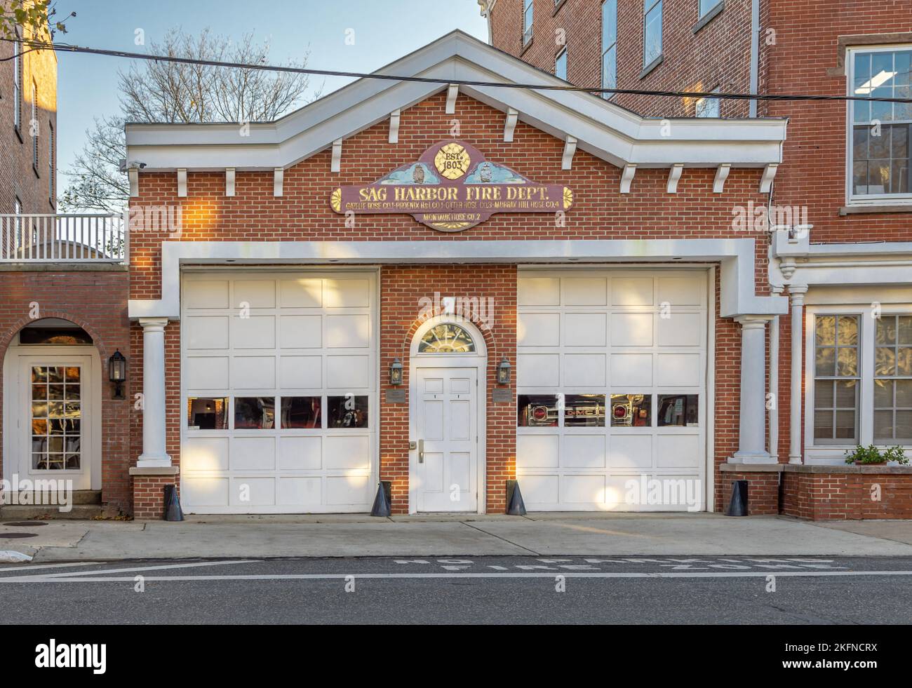 Vordere Außenfassade des Sag Harbor Feuerwehrgebäudes in Sag Harbor, NY Stockfoto