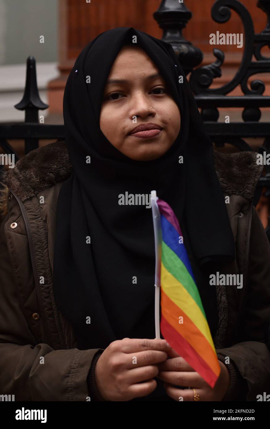 London, England, Großbritannien. 19.. November 2022. Demonstranten versammelten sich vor der Botschaft von Katar in London, um gegen Katars Sexismus, Homophobie, Rassismus und erzwungene Konversion von LGBTs zu protestieren, die vor der WM von Katar stattfand. Und die Gleichstellung von Frauen und Wanderarbeitnehmern zu unterstützen. (Bild: © Thomas Krych/ZUMA Press Wire) Stockfoto