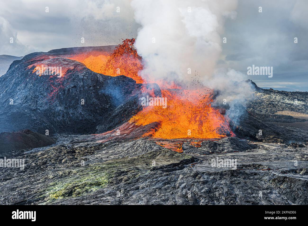 Aktiver Vulkan auf Island. Glühende heiße Lava mit Brunnen vom Vulkankrater auf der Halbinsel Reykjanes. Landschaft im Geopark bei Tageslicht. Stockfoto