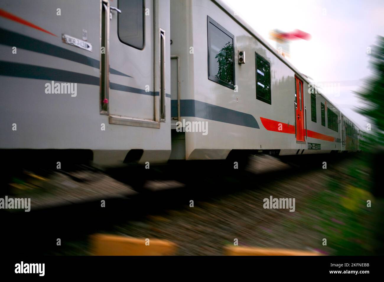 Bewegungsunschärfe des auf der Eisenbahn fahrenden Passangerzugs Stockfoto