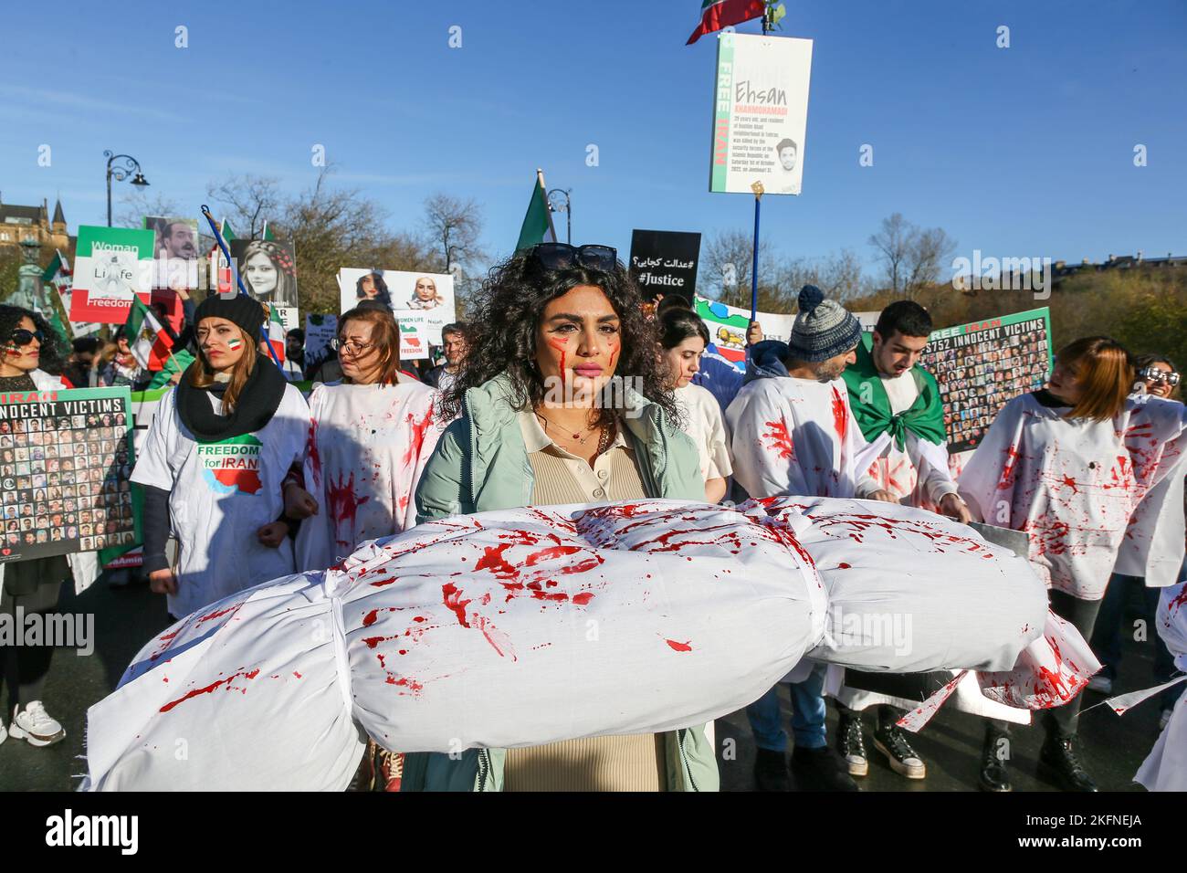 Glasgow, Großbritannien. 19.. November 2022. Die Kundgebung der Iranian Scottish Association (ISA) durch das Stadtzentrum von Glasgow ist Teil eines weltweiten Bemühens, die anhaltende Revolution im Iran zu unterstützen und die Aufmerksamkeit auf die angeblichen Gräueltaten der Islamischen Republik zu lenken. Vor drei Jahren wird behauptet, dass Tausende von Iranern im sogenannten „blutigen November“ schweigend getötet wurden. Seit dem Aufstand im Iran wird behauptet, dass mehr als 300 Zivilisten getötet wurden, darunter mehr als 51 Kinder. Kredit: Findlay/Alamy Live Nachrichten Stockfoto