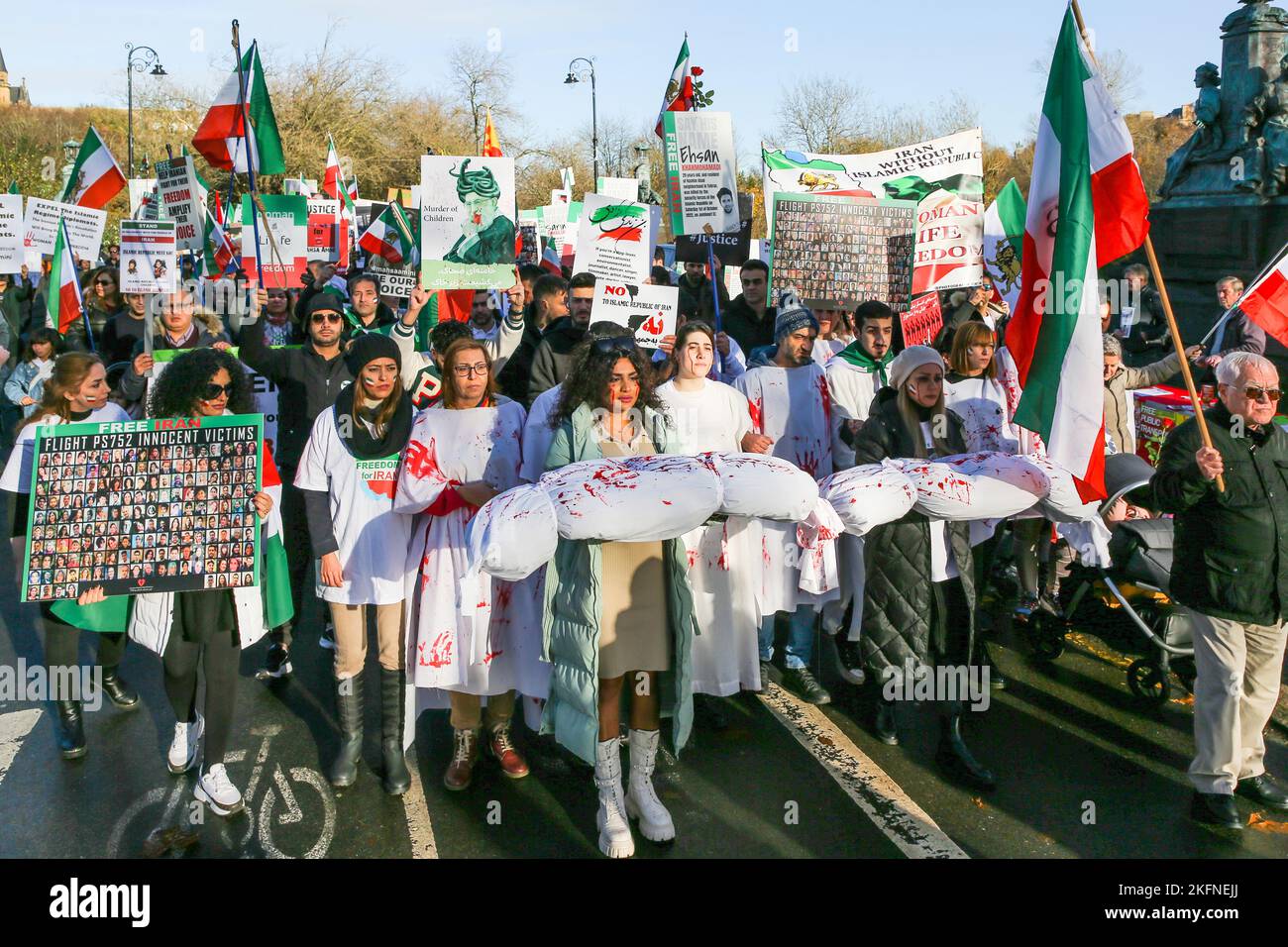 Glasgow, Großbritannien. 19.. November 2022. Die Kundgebung der Iranian Scottish Association (ISA) durch das Stadtzentrum von Glasgow ist Teil eines weltweiten Bemühens, die anhaltende Revolution im Iran zu unterstützen und die Aufmerksamkeit auf die angeblichen Gräueltaten der Islamischen Republik zu lenken. Vor drei Jahren wird behauptet, dass Tausende von Iranern im sogenannten „blutigen November“ schweigend getötet wurden. Seit dem Aufstand im Iran wird behauptet, dass mehr als 300 Zivilisten getötet wurden, darunter mehr als 51 Kinder. Kredit: Findlay/Alamy Live Nachrichten Stockfoto