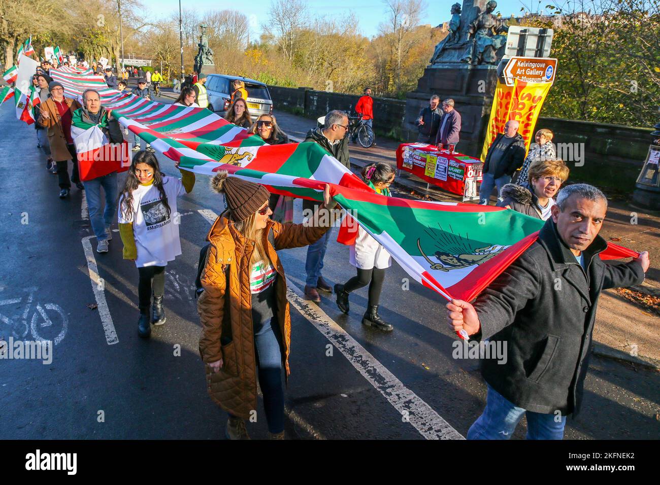 Glasgow, Großbritannien. 19.. November 2022. 19. November 2022. Glasgow, Großbritannien. Die Kundgebung der Iranian Scottish Association (ISA) durch das Stadtzentrum von Glasgow ist Teil eines weltweiten Bemühens, die anhaltende Revolution im Iran zu unterstützen und die Aufmerksamkeit auf die angeblichen Gräueltaten der Islamischen Republik zu lenken. Vor drei Jahren wird behauptet, dass Tausende von Iranern im sogenannten „blutigen November“ schweigend getötet wurden. Seit dem Aufstand im Iran wird behauptet, dass mehr als 300 Zivilisten getötet wurden, darunter mehr als 51 Kinder. Die ISA organisierte diese Kundgebung zum Gedenken an die Opfer des 2019. November Stockfoto