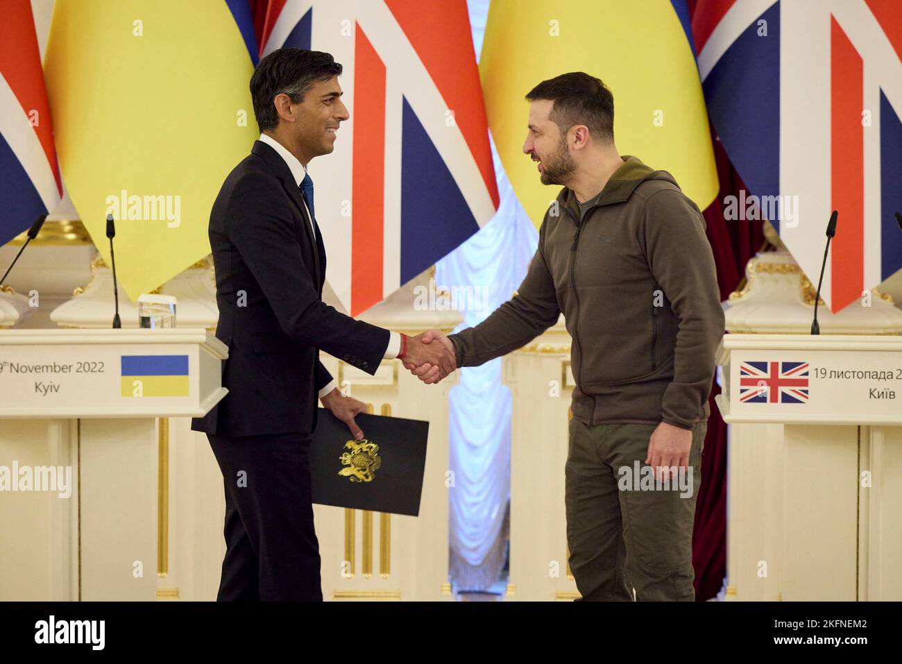 Kiew, Ukraine. 19.. November 2022. Der ukrainische Präsident Wolodymyr Zelenskyy, rechts, schüttelt nach einer gemeinsamen Pressekonferenz am 19. November 2022 im Mariinski-Palast in Kiew, Ukraine, die Hände des britischen Premierministers Rishi Sunak. Sunak machte einen überraschenden Besuch in verschneiten Kiew und versprach zusätzliche Flak-Kanonen und andere Luftverteidigungstechnik. Kredit: Ukrainische Präsidentschaft/Ukrainische Presidential Press Office/Alamy Live Nachrichten Stockfoto