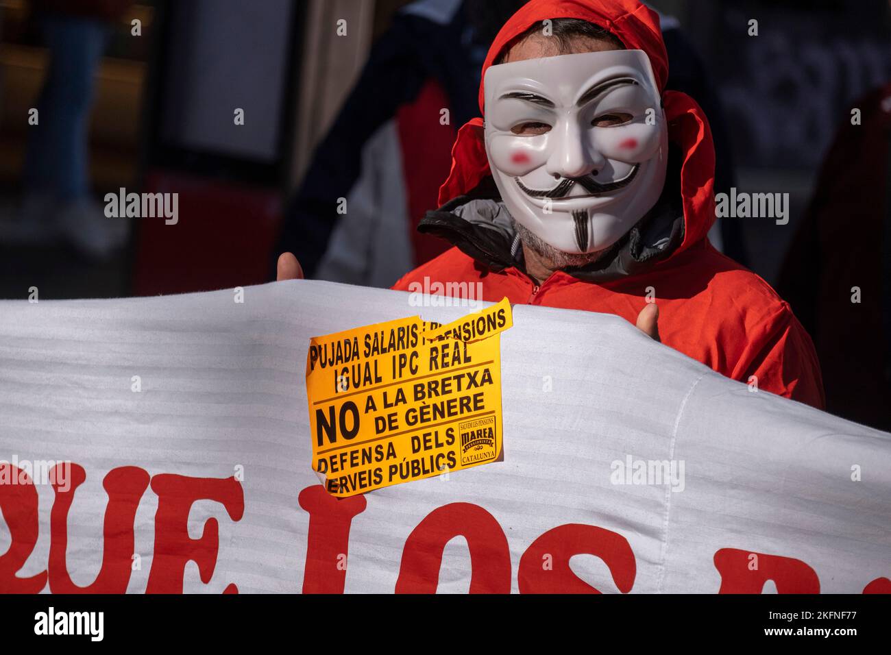 Barcelona, Spanien. 19.. November 2022. Während der Demonstration wird ein Protestler mit Wikileaks-Maske gesehen. Hunderte von Menschen, meist Rentner, haben durch die Straßen von Barcelona demonstriert, um Renten und öffentliche Gesundheit zu verteidigen und die Regierung zu fordern, den Verbraucherpreisindex gegen Inflation zu prüfen. Kredit: SOPA Images Limited/Alamy Live Nachrichten Stockfoto