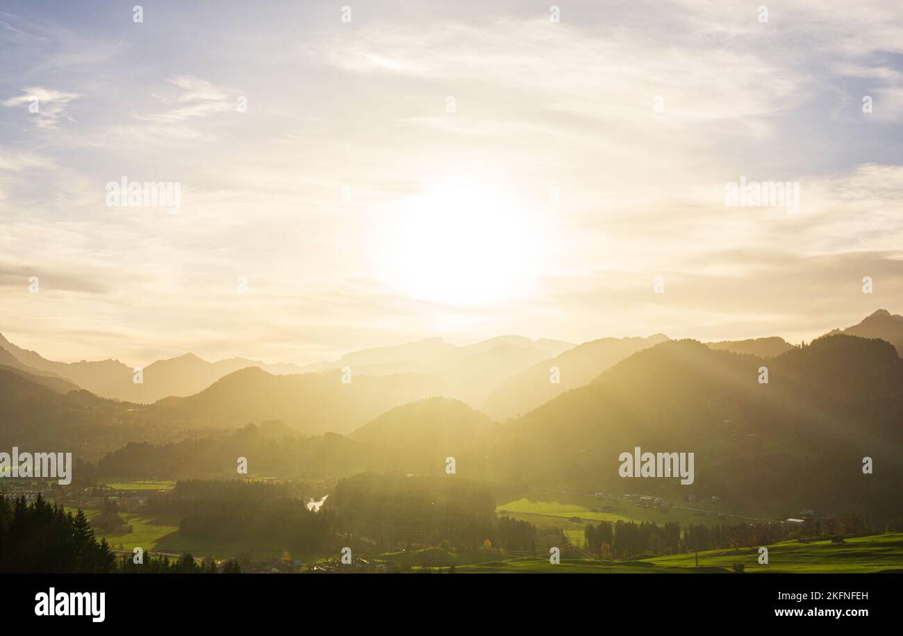 Schöne ländliche Berglandschaft in schönem Sonnenlicht. Oberstdorf, Allgau, Deutschland. Stockfoto