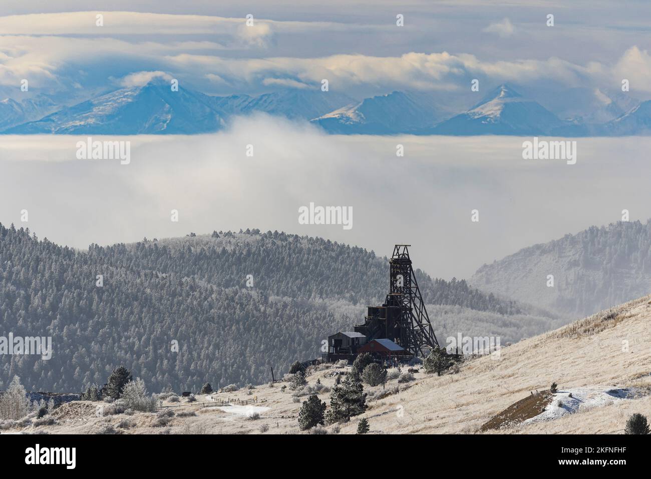 Neuschnee bedeckt das Minenland im Süden Colorados bei Cripple Creek und Victor Stockfoto