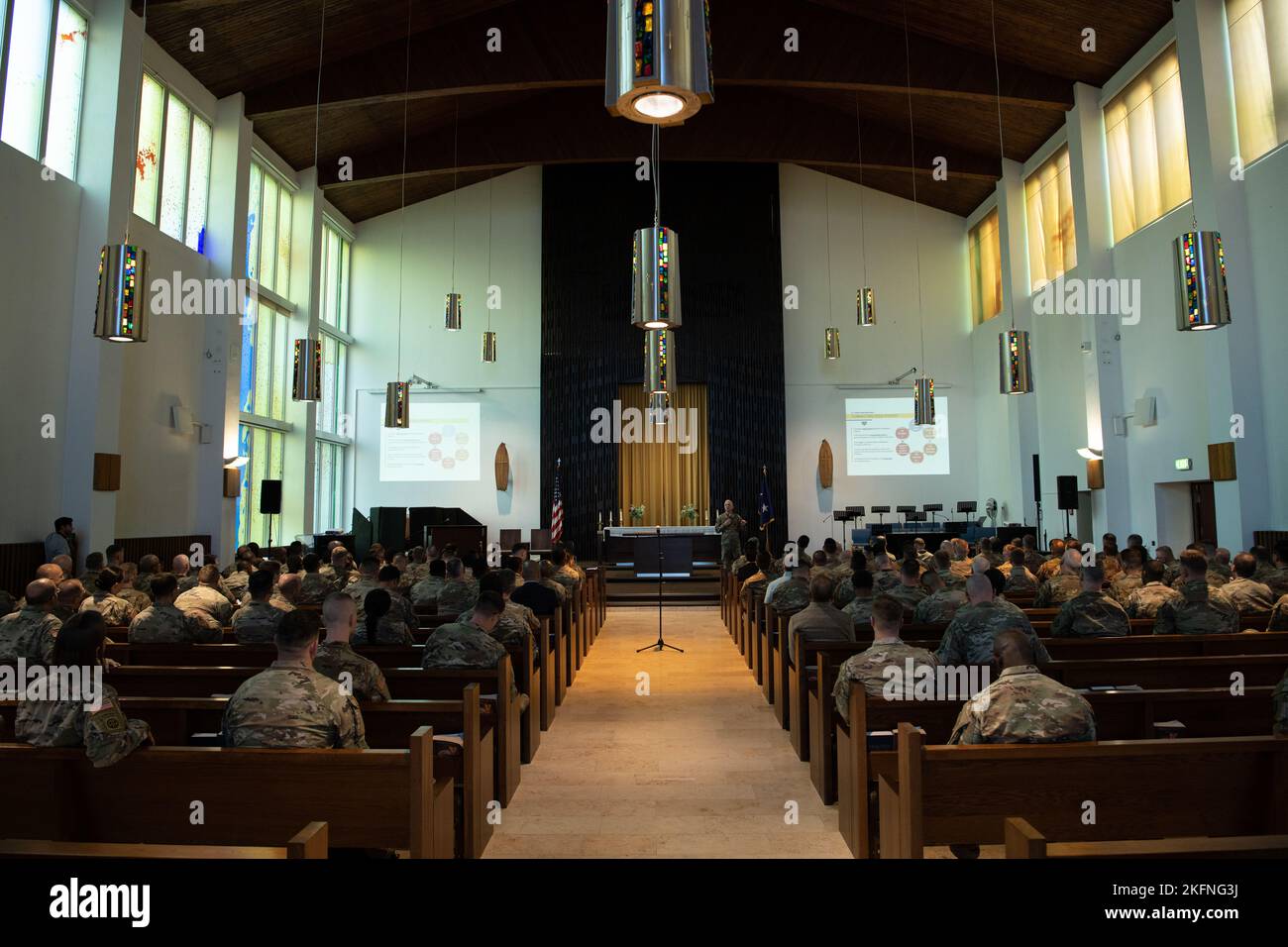 US Army Chaplain Maj. General Thomas Solhjem, Kaplan-Chef des U.S. Army Chaplains Corps, spricht während des Trainings der Spiritual Readiness Initiative am 28. September 2022 in der Hainerberg Kaserne in Wiesbaden, Hessen, DE, an die Teams des Ministerdienstes der Einheit in der Hainerberg-Kapelle. Die Veranstaltung brachte Seelsorger, Spezialisten für religiöse Angelegenheiten und Leiter des religiösen Bildungswesens aus ganz Europa zusammen. Stockfoto