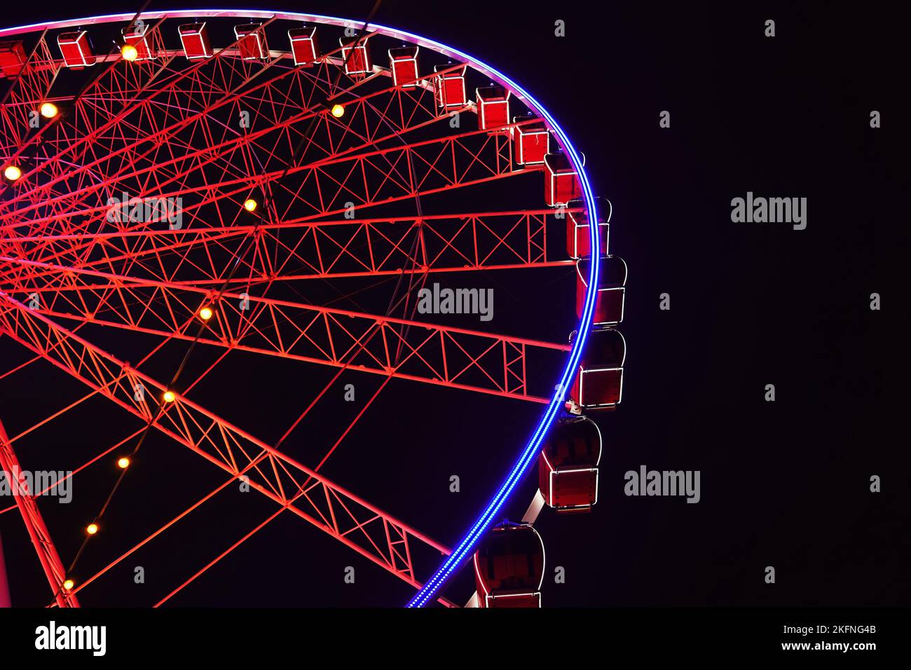 Beleuchtetes Riesenrad am Burgplatz in der Düsseldorfer Altstadt. Es ist eine beliebte Attraktion für Einheimische und Touristen. Stockfoto
