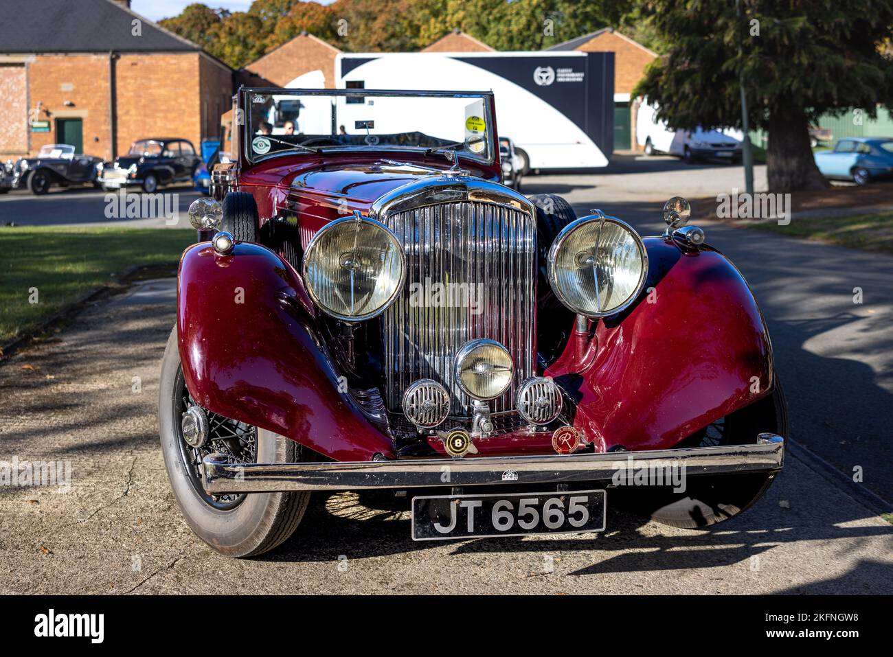 1937 Bentley 4¼ Litre „JT 6565“ auf der Oktober-Scramble im Bicester Heritage Centre am 9.. Oktober 2022 Stockfoto