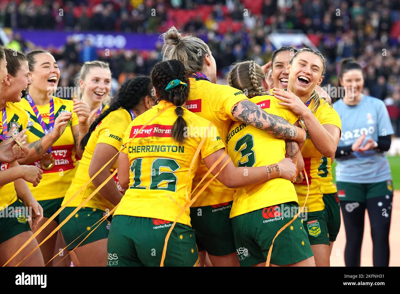 Australische Spieler feiern den Sieg nach dem Finale der Rugby League-Weltmeisterschaft der Frauen in Old Trafford, Manchester. Bilddatum: Samstag, 19. November 2022. Stockfoto