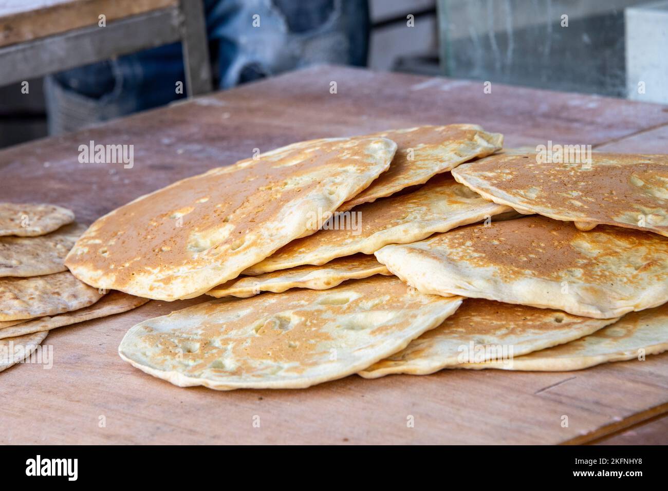 Frisch gebackenes Brot auf traditionelle Weise in den arabischen Ländern Stockfoto