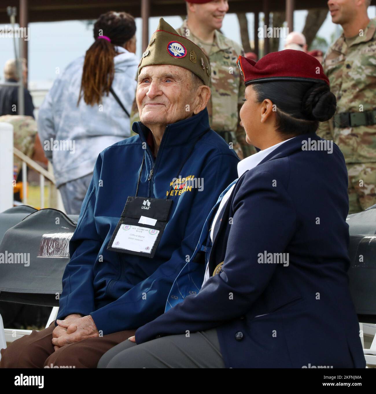 Clifford Stump, ein Veteran des 2. Weltkriegs, nimmt an der 82. Airborne Division Review vom 29. September 2022 auf Pike Field, Fort Bragg, North Carolina, markiert das Ende der All American Week. AAW22 feierte die Division ihre Kultur und ihr Vermächtnis als Amerikas Ehrenwache durch eine Reihe von sportlichen und zeremoniellen Veranstaltungen, die die Kameradschaft förderten. Stockfoto