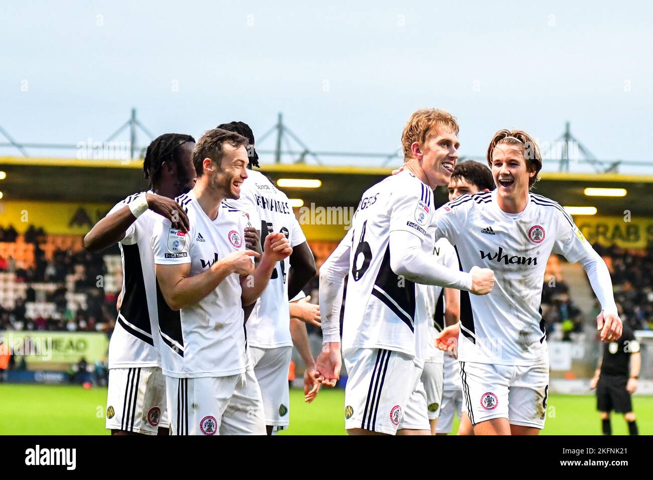 Accrington feiert das erste Tor von Harvey Rodgers (16 Accrington Stanley) während des Spiels der Sky Bet League 1 zwischen Cambridge United und Accrington Stanley im R Costings Abbey Stadium, Cambridge am Samstag, dem 19.. November 2022. (Kredit: Kevin Hodgson | MI News) Kredit: MI Nachrichten & Sport /Alamy Live News Stockfoto